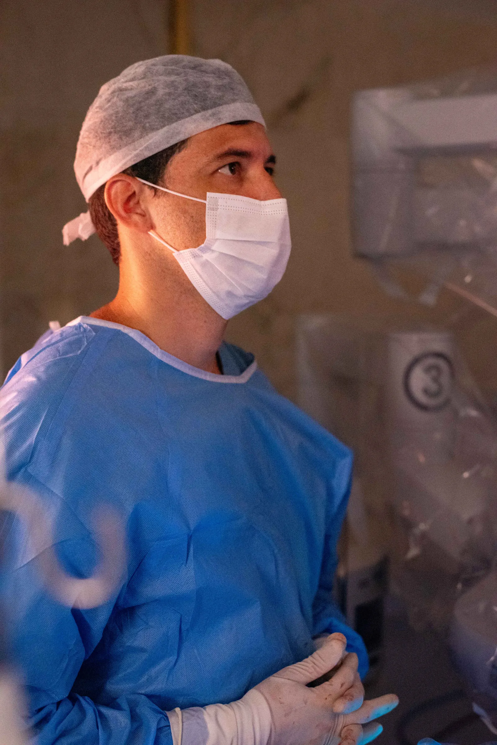Dr. Dimas Antunes em centro cirúrgico