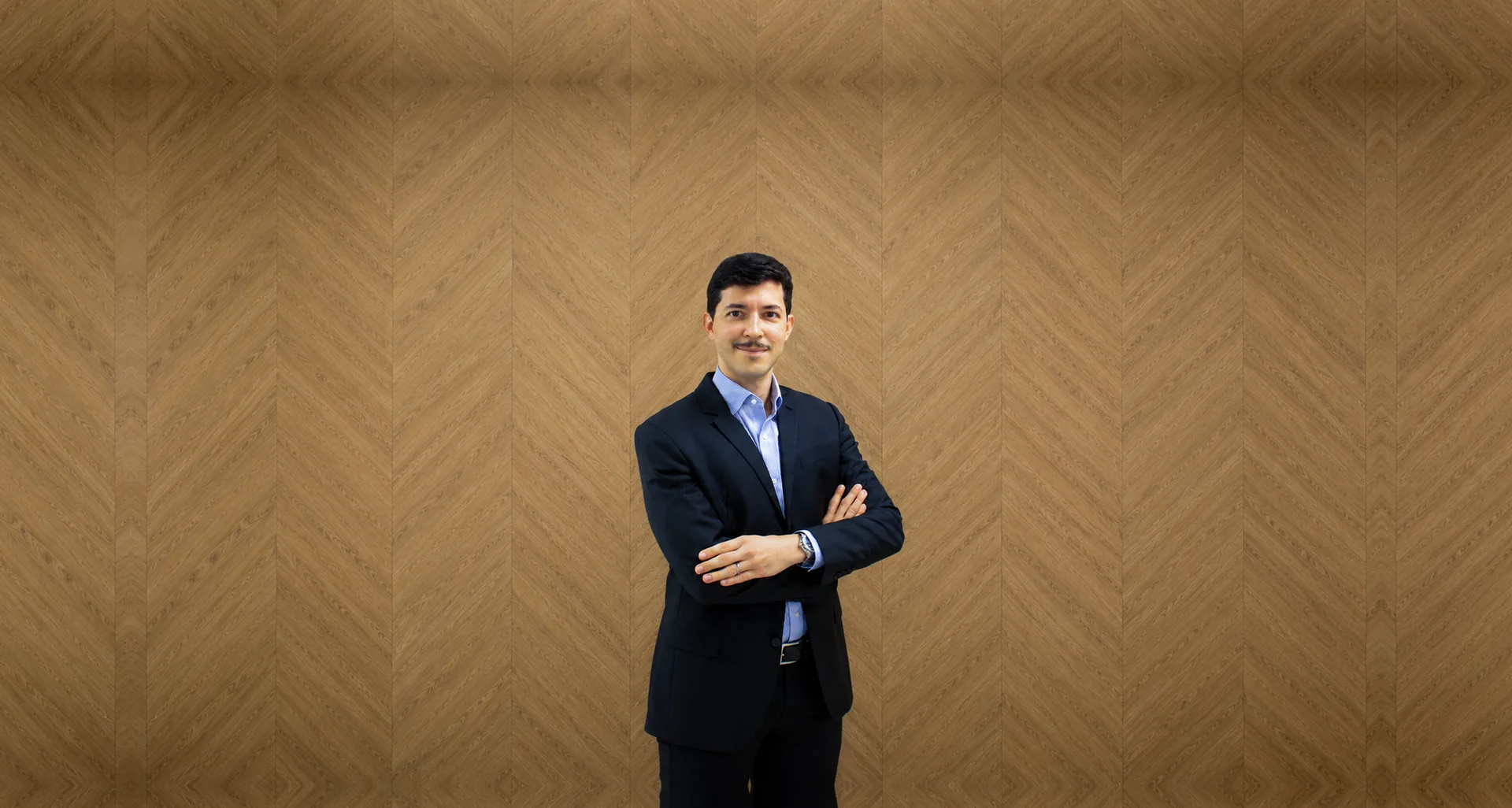 Dr. Dimas Antunes em seu consultório de urologia em Recife