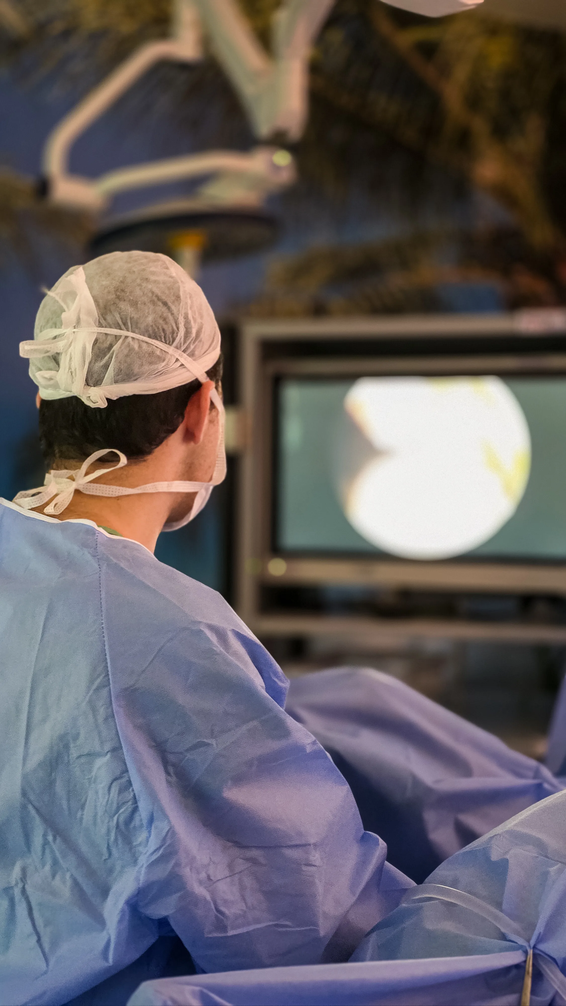 Dr. Dimas Antunes em procedimento minimamente invasivo com videolaparoscopia